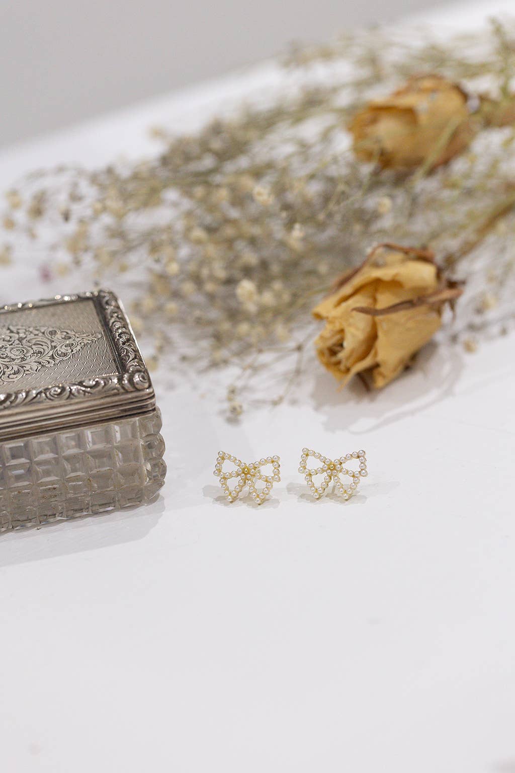 Last True Angel - Pearl Bow Earrings