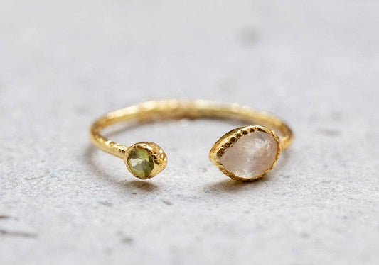 White Leaf - Set Stone Ring in Gold with Rainbow Moonstone & Peridot